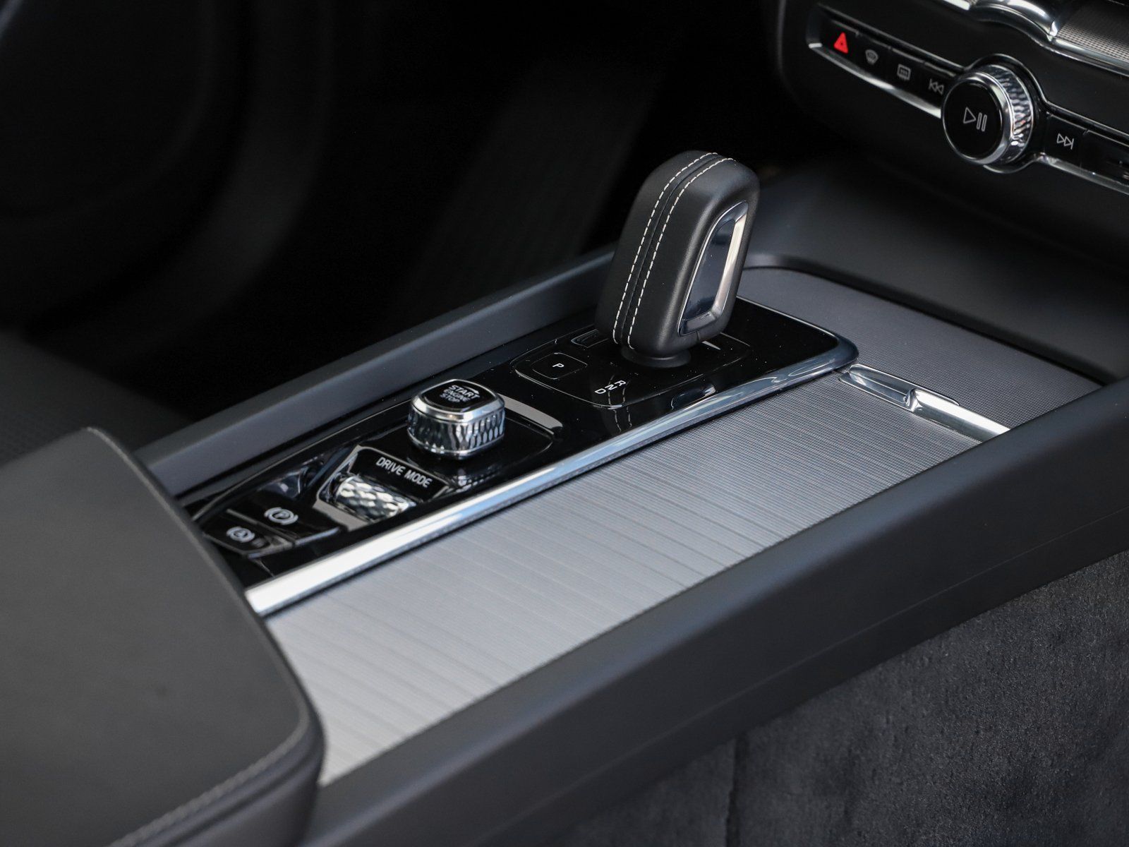 Volvo XC60 B4 (D) AWD R-Design NP:79.860,-//PANO/HUD/B