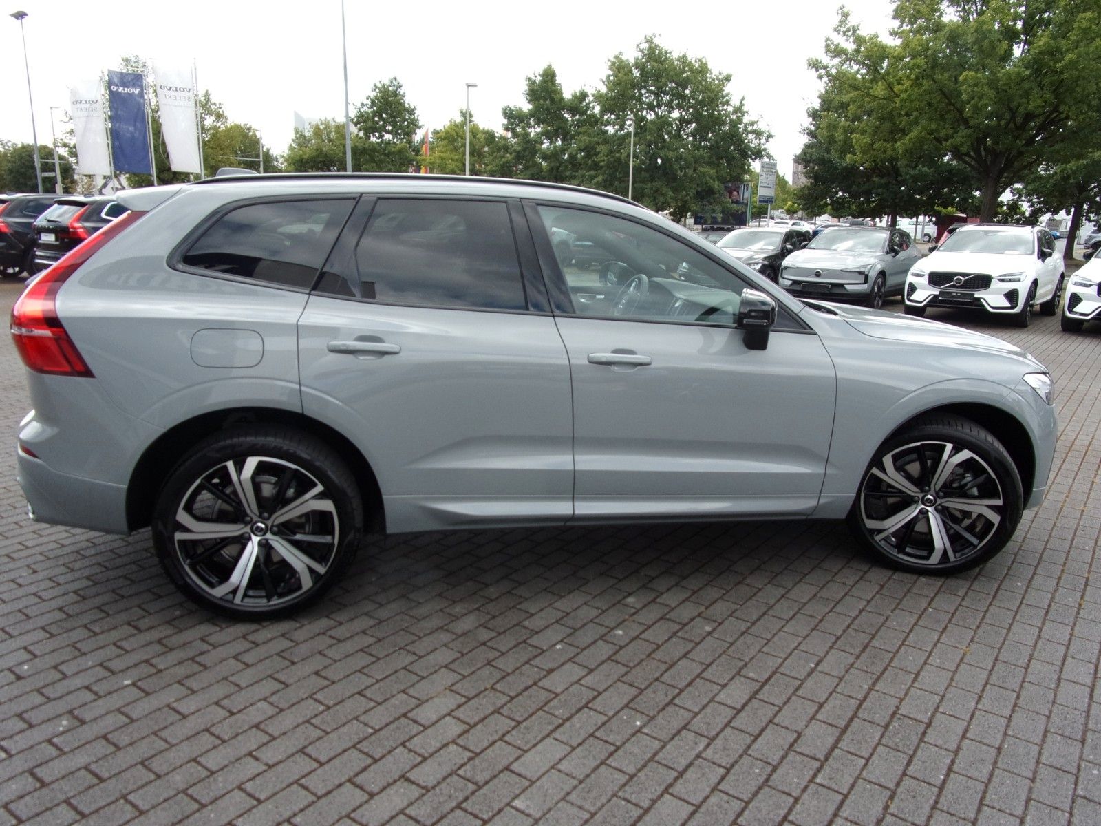 Volvo XC 60 B4 Plus Dark AWD - Samsaru's Car Outlet