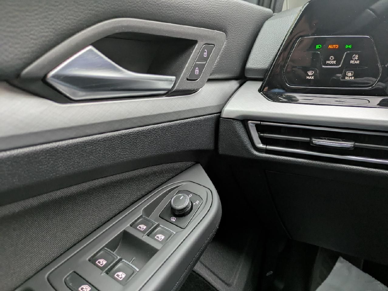 Volkswagen Golf VIII 2.0 TDI DSG Life - Samsaru's Car Outlet