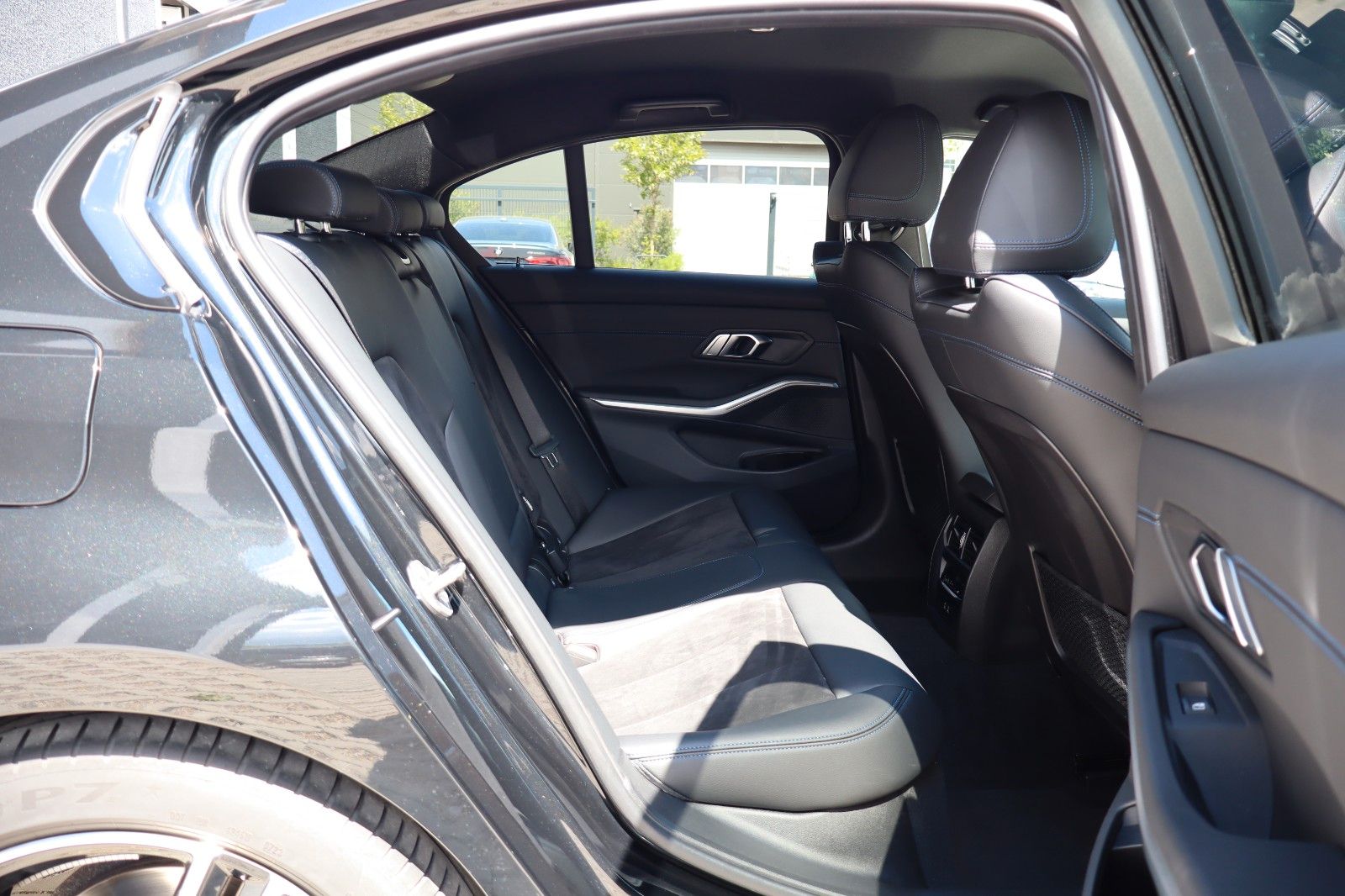BMW 3 Lim. 320 d xDrive M Sport - Samsaru's Car Outlet