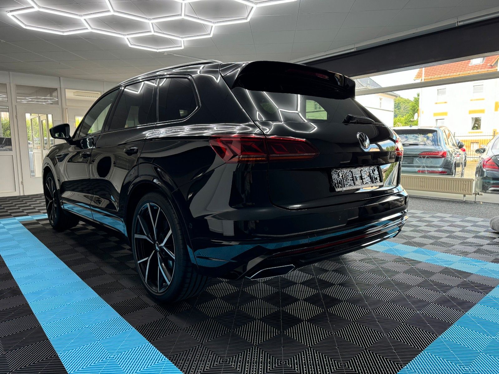 Volkswagen R-Line - Samsaru's Car Outlet