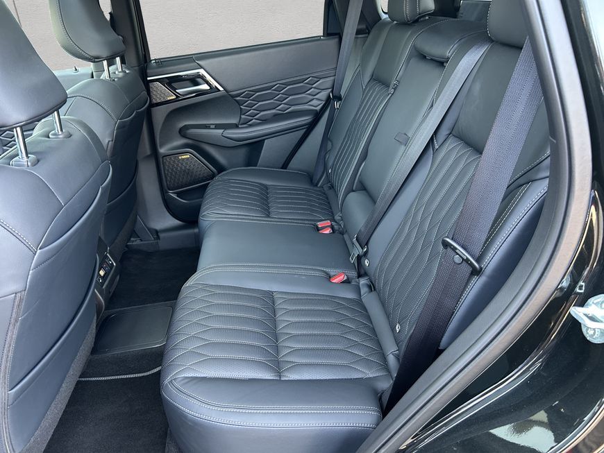 Mitsubishi Outlander 2.4 4WD Plug-In HYB TOP,360°Kam,Leder,