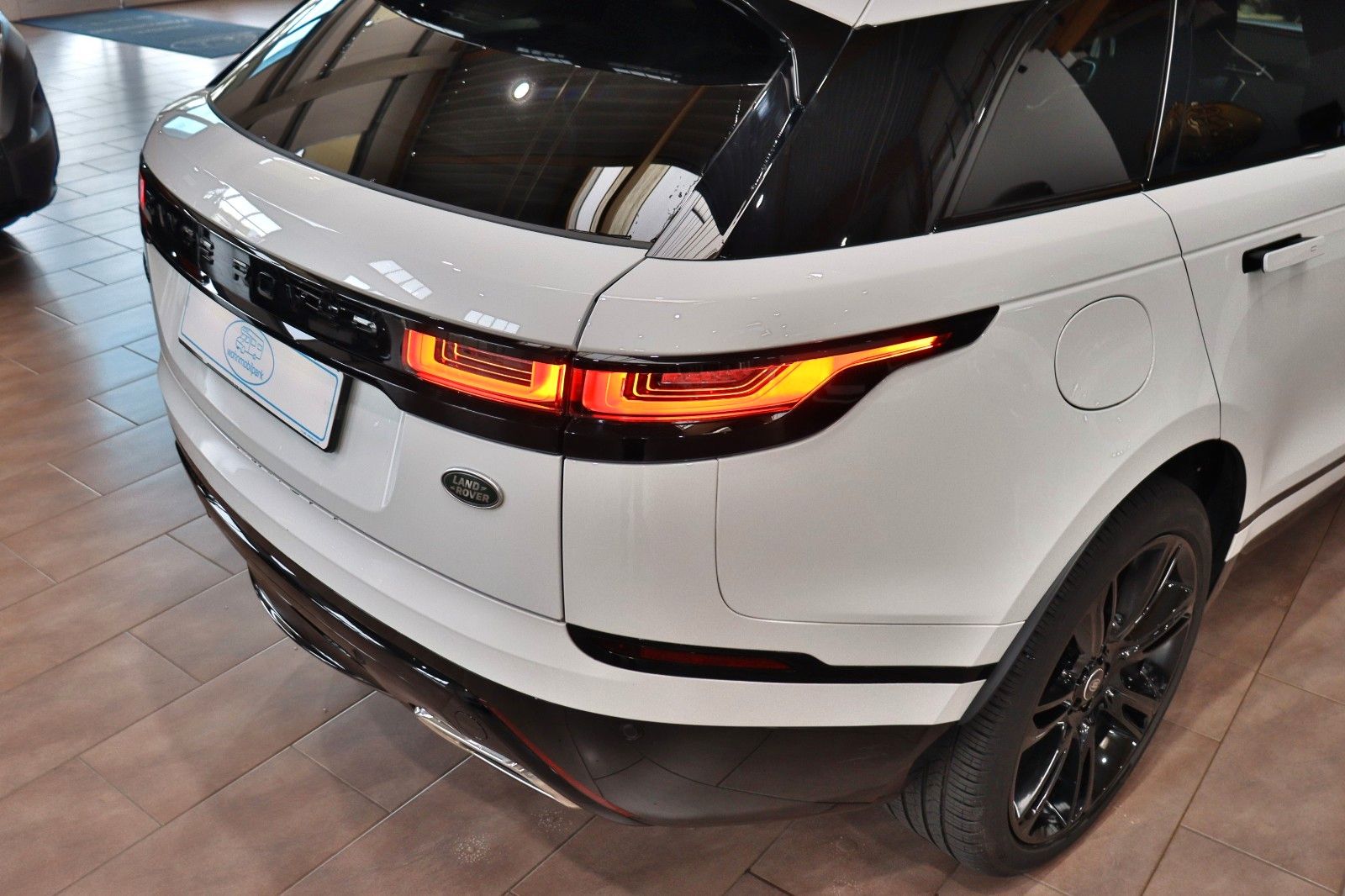 Range Rover Velar 300 R-Dynamic SE - Samsaru's Car Outlet