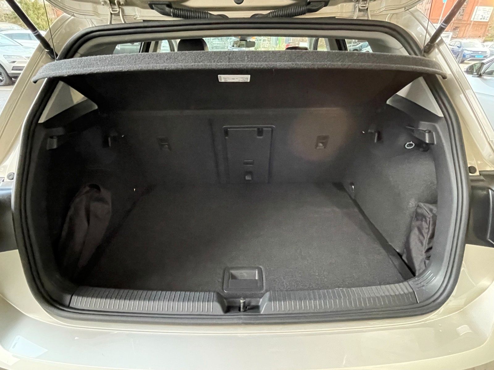 Volkswagen Golf 1.5 TSI MOVE - Samsaru's Car Outlet