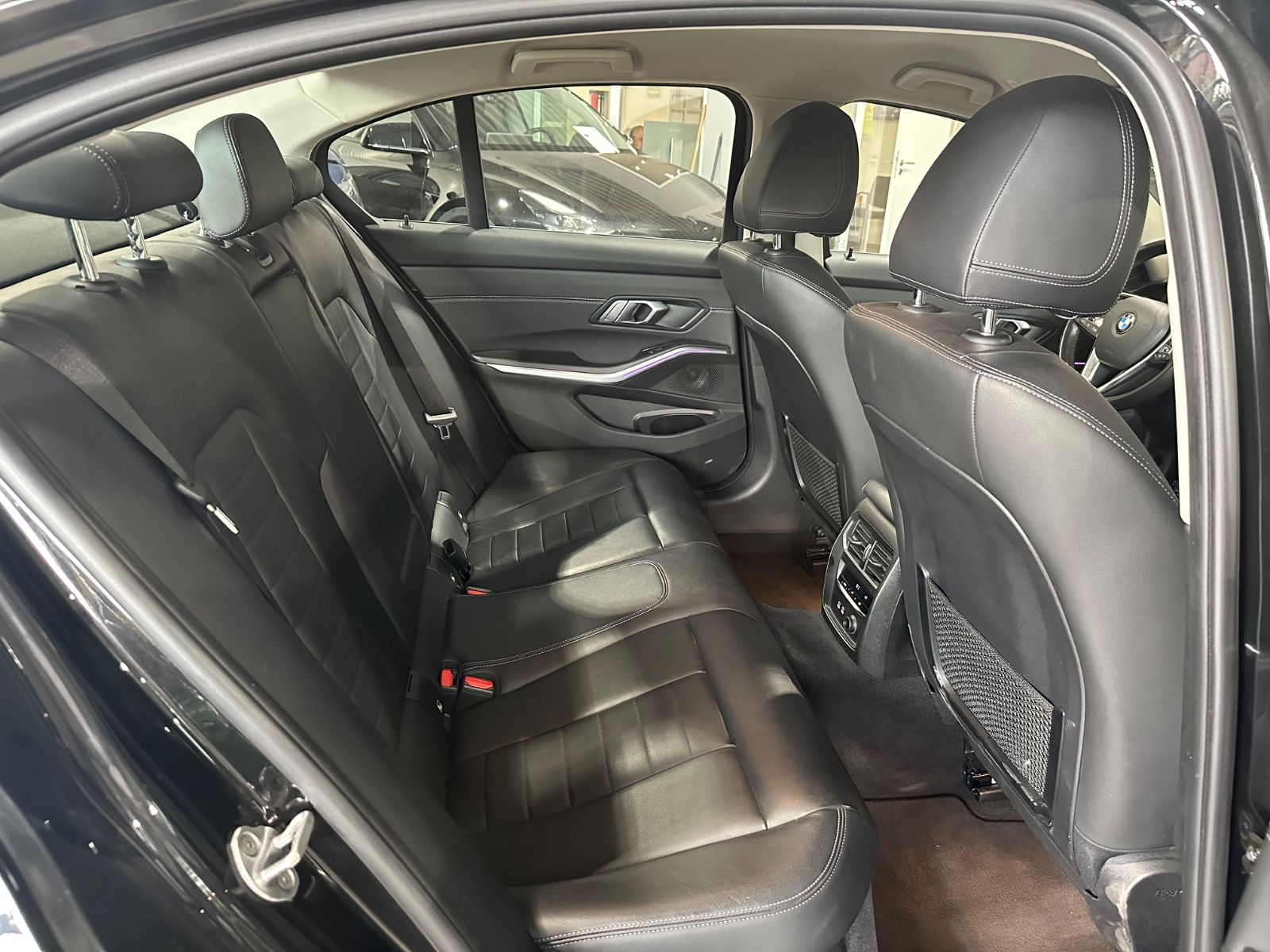 BMW 320 i Lim. Luxury Line - Samsaru's Car Outlet