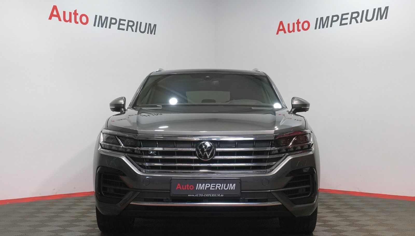 Volkswagen Touareg 3.0 TSI R-Line 4Motion - Samsaru's Car Outlet