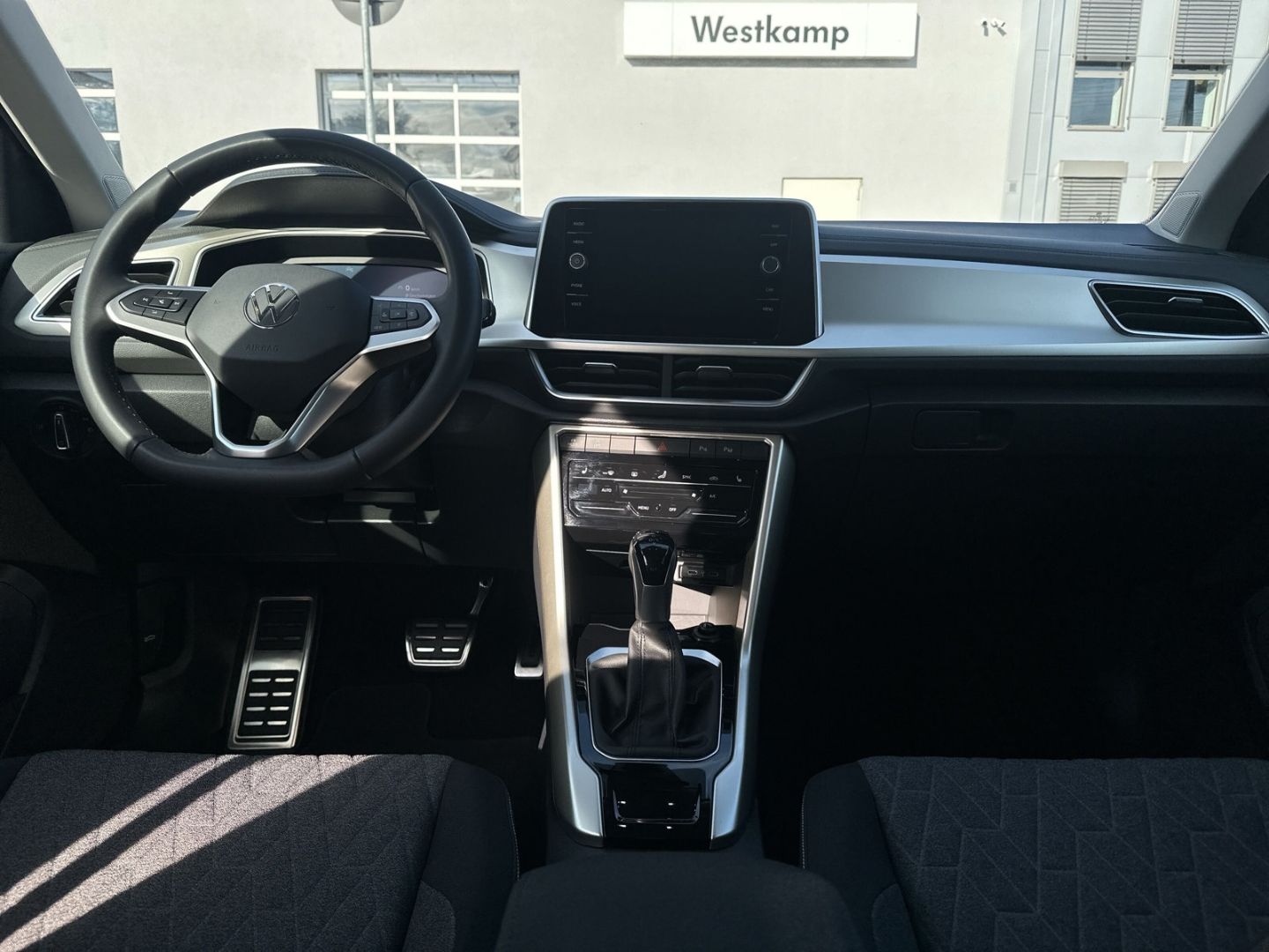 Volkswagen T-Roc Move 1.5 TSI DSG - Samsaru's Car Outlet