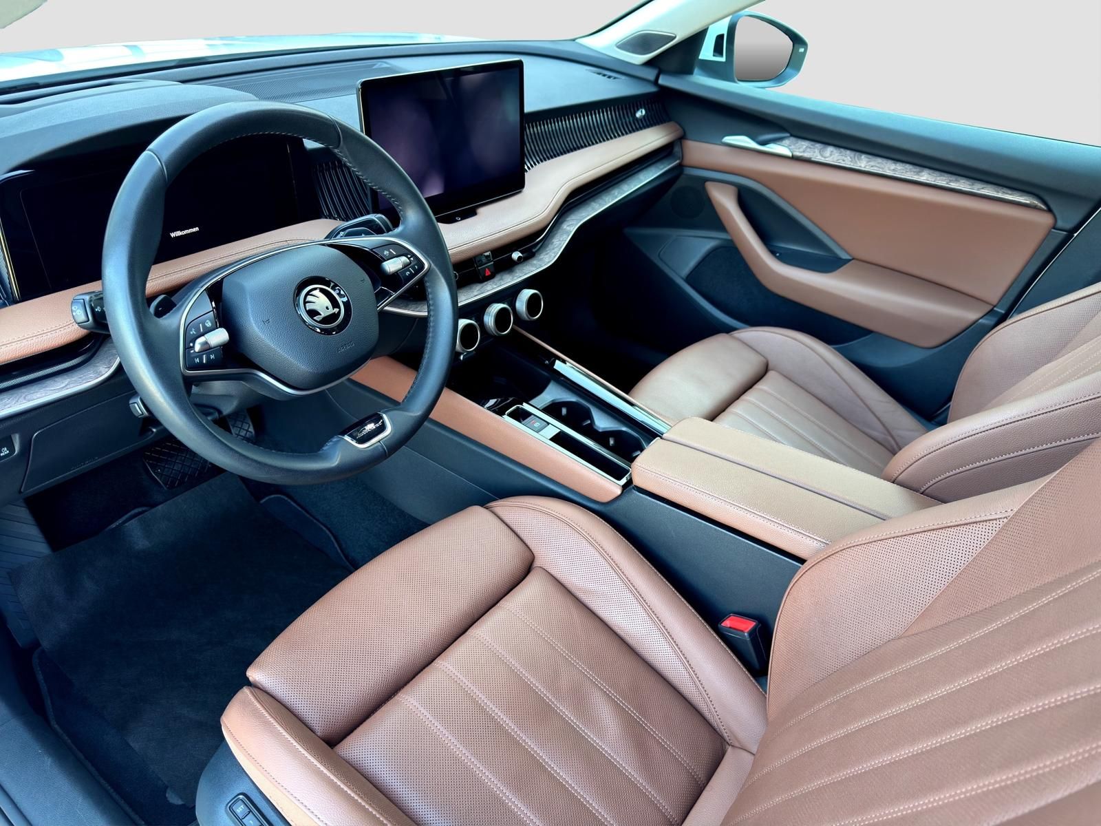 Skoda Superb 4x4 L&K*STHZ*AHK*360*ACC*HUD*LEDER*CANTON