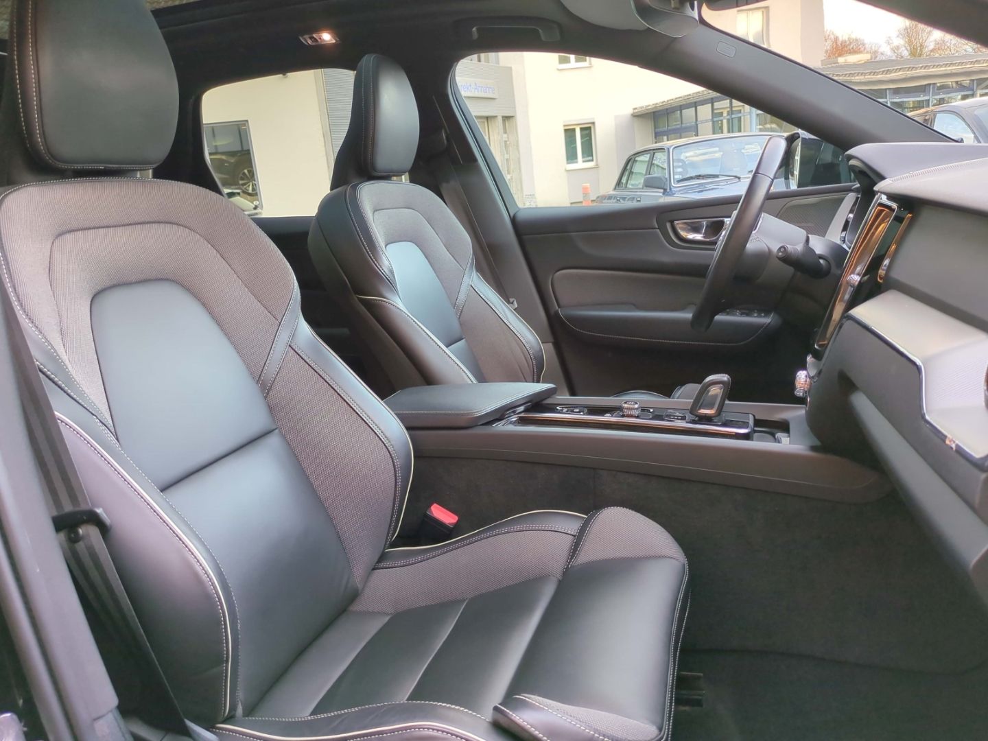 Volvo XC60 R Design Recharge Plug-In Hybrid AWD T8 Twi