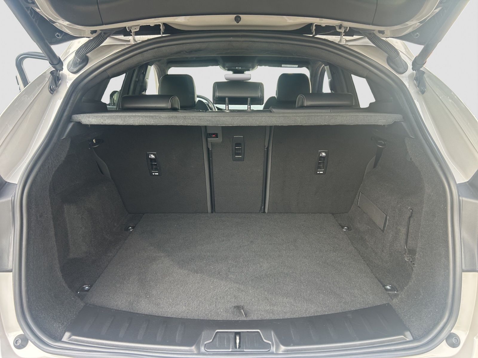 Jaguar E-PACE D200 R-Dynamic LED*ACC*KEYLESS*PANO*WinP*