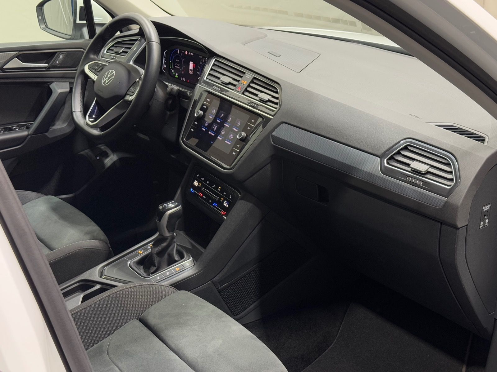 Volkswagen Tiguan Life 1.4 TSI eHybrid - Samsaru's Car Outlet