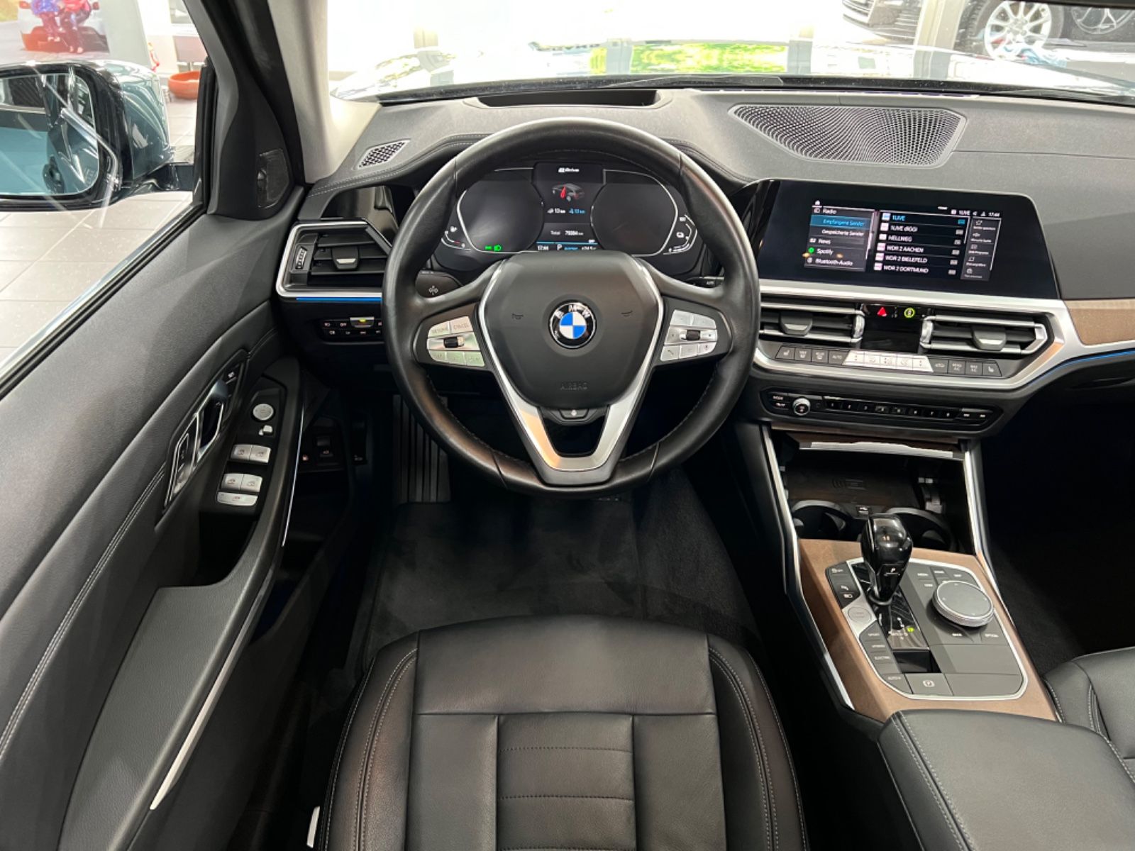 BMW 330e Touring Luxury Line - Samsaru's Car Outlet