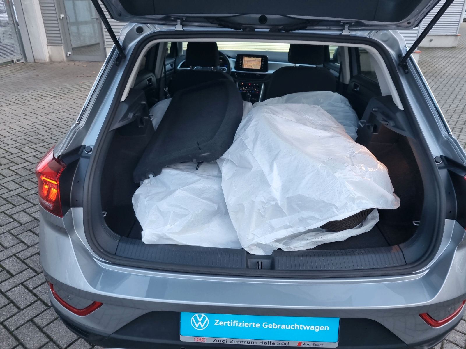 Volkswagen T-Roc 1.5 TSI DSG Life - Samsaru's Car Outlet