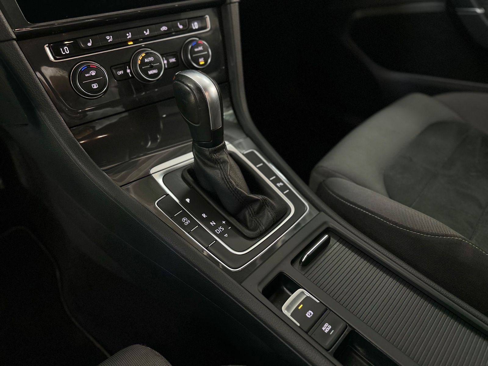 Volkswagen Golf VII 2.0 TDI Var. Comfortline - Samsaru's Car Outlet