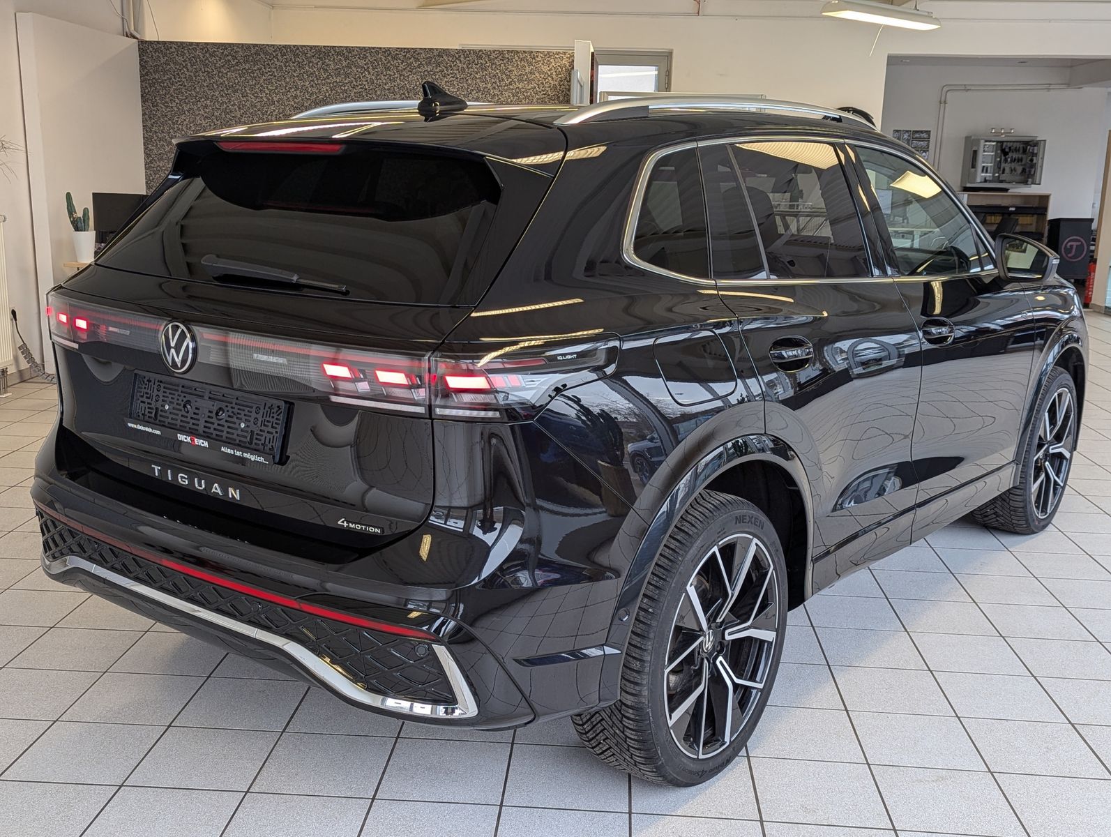 Volkswagen Tiguan 2.0TDI R-Line 4M Pano H/K AHK Matrix 20"
