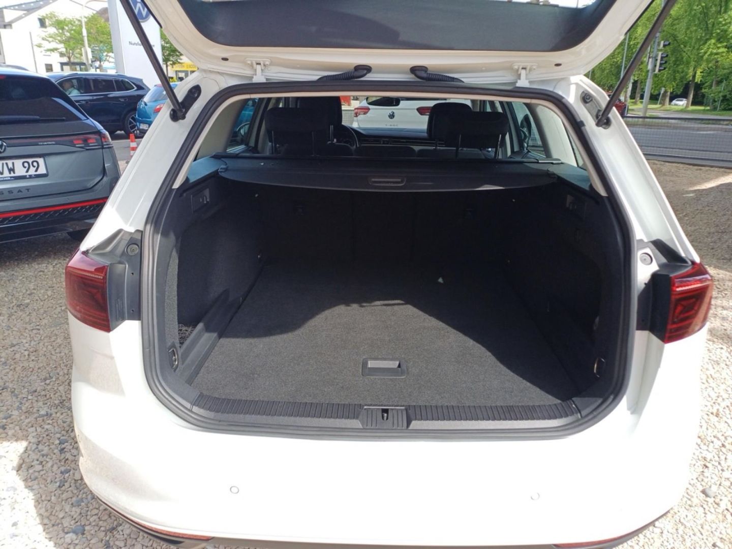 Volkswagen Passat 2.0 TSI Business - Samsaru's Car Outlet