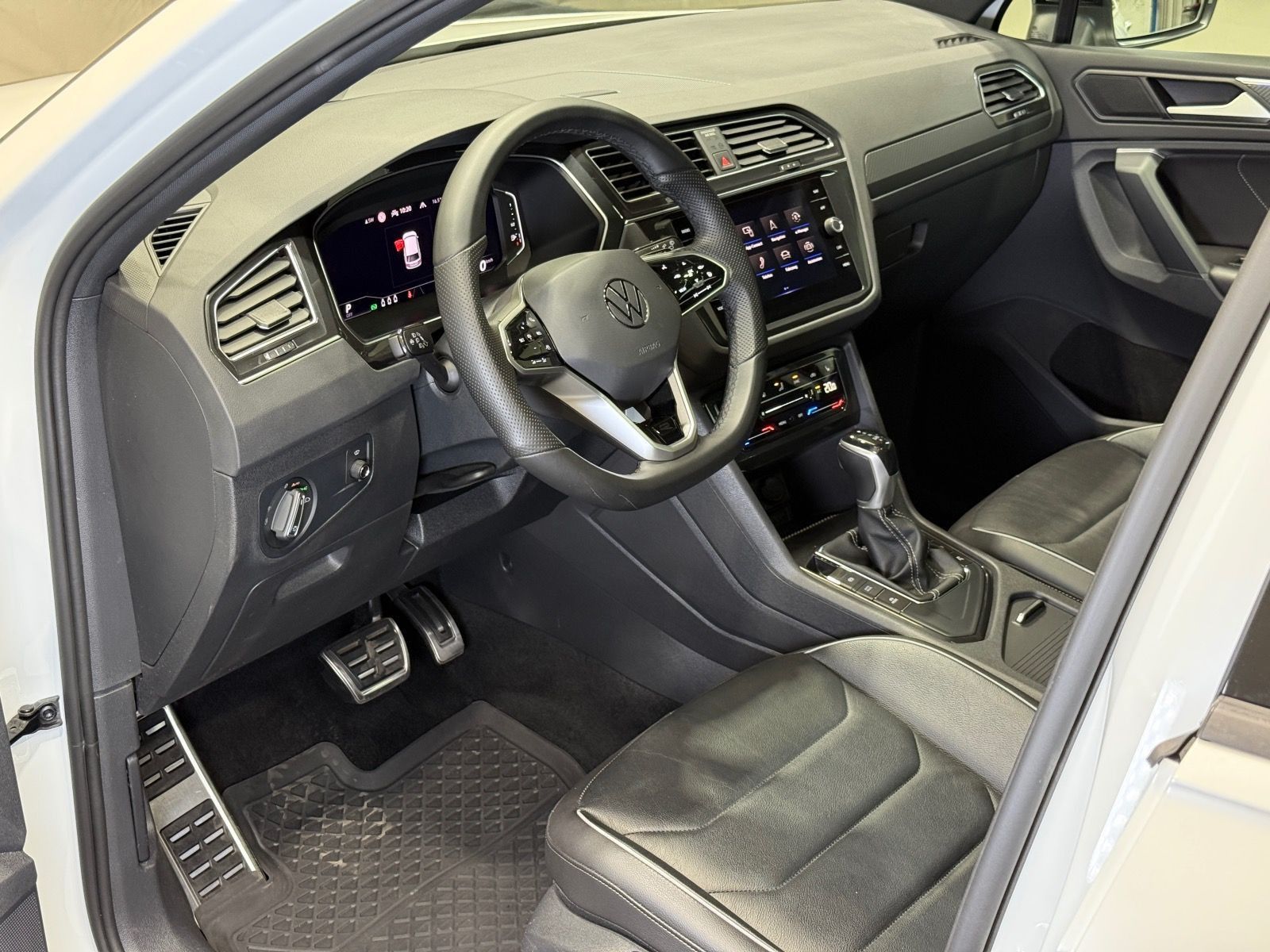 Volkswagen Tiguan R-Line 1.4 TSI eHybrid - Samsaru's Car Outlet