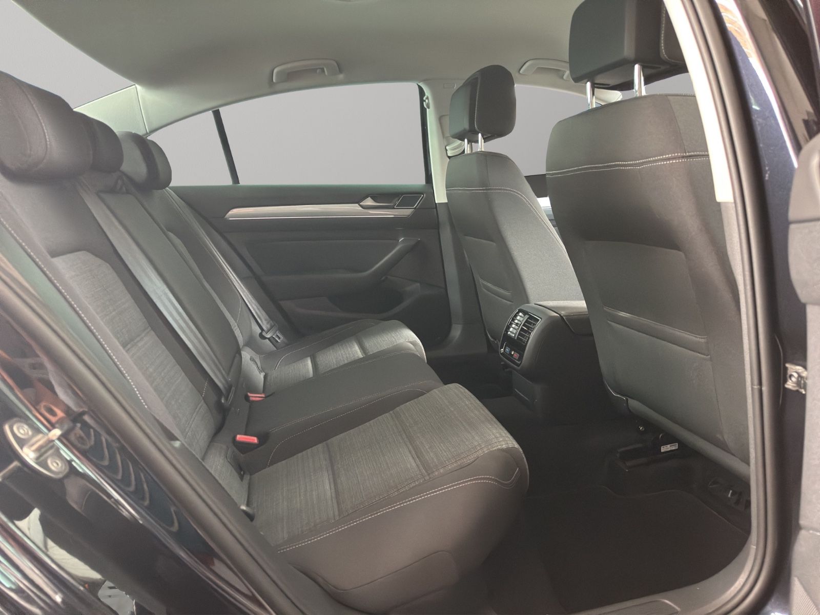 Volkswagen Passat Lim. Business - Samsaru's Car Outlet