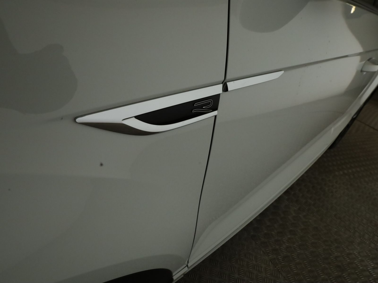 Volkswagen T-Roc 1.5 TSI R-Line - Samsaru's Car Outlet