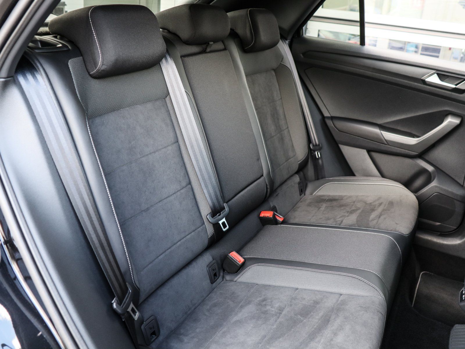 Volkswagen T-Roc R-Line 1.5 TSI - Samsaru's Car Outlet