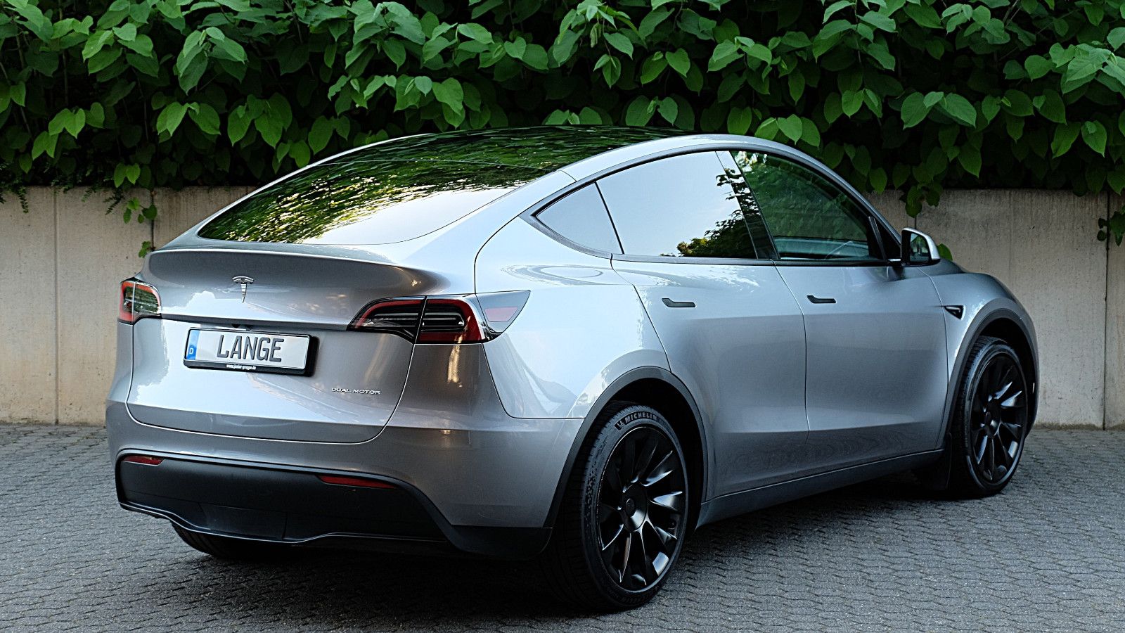 Tesla Model Y Long Range Dual AWD