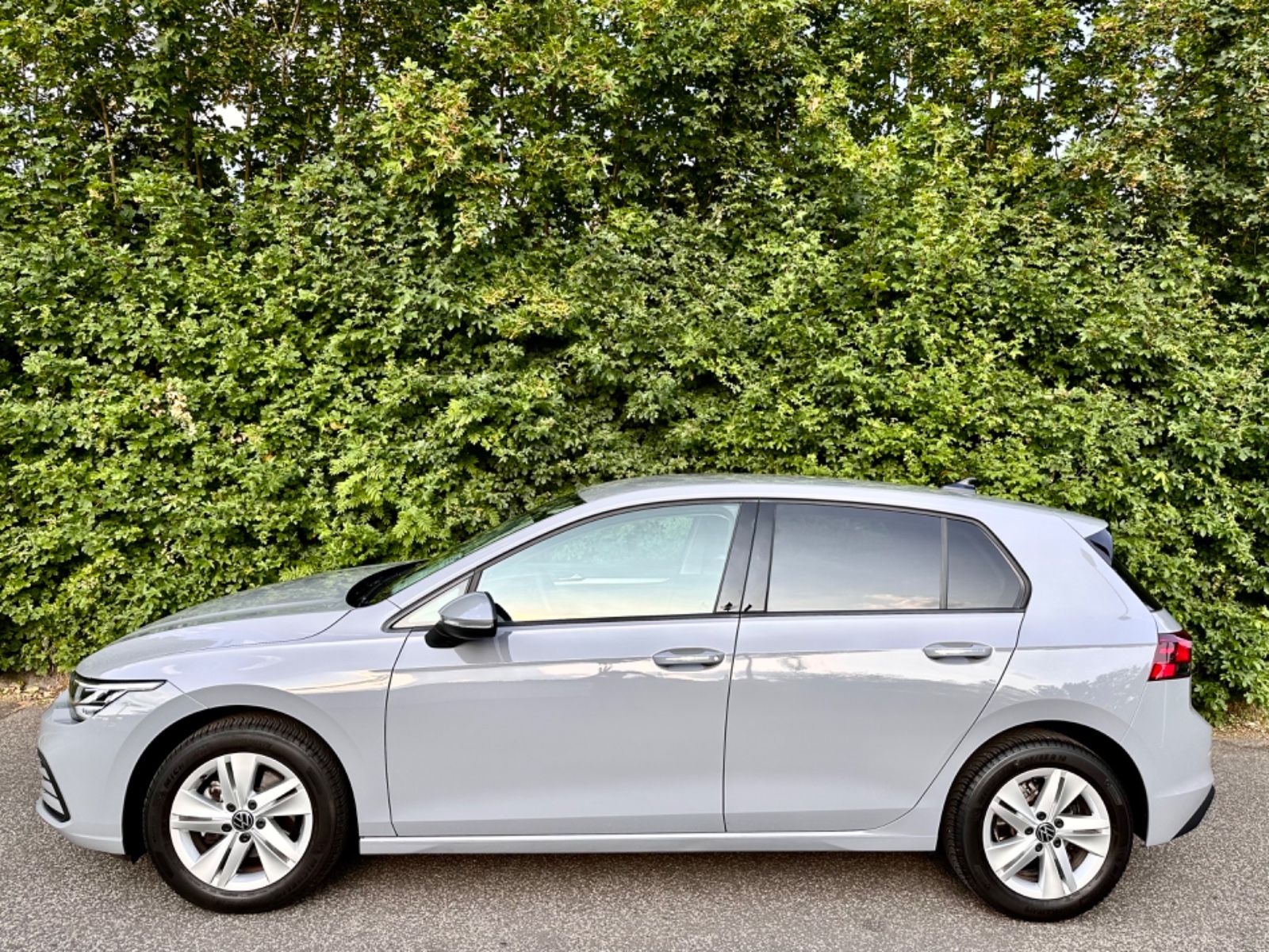 Volkswagen Golf VIII Lim.Life eTSI Automatik - Samsaru's Car Outlet