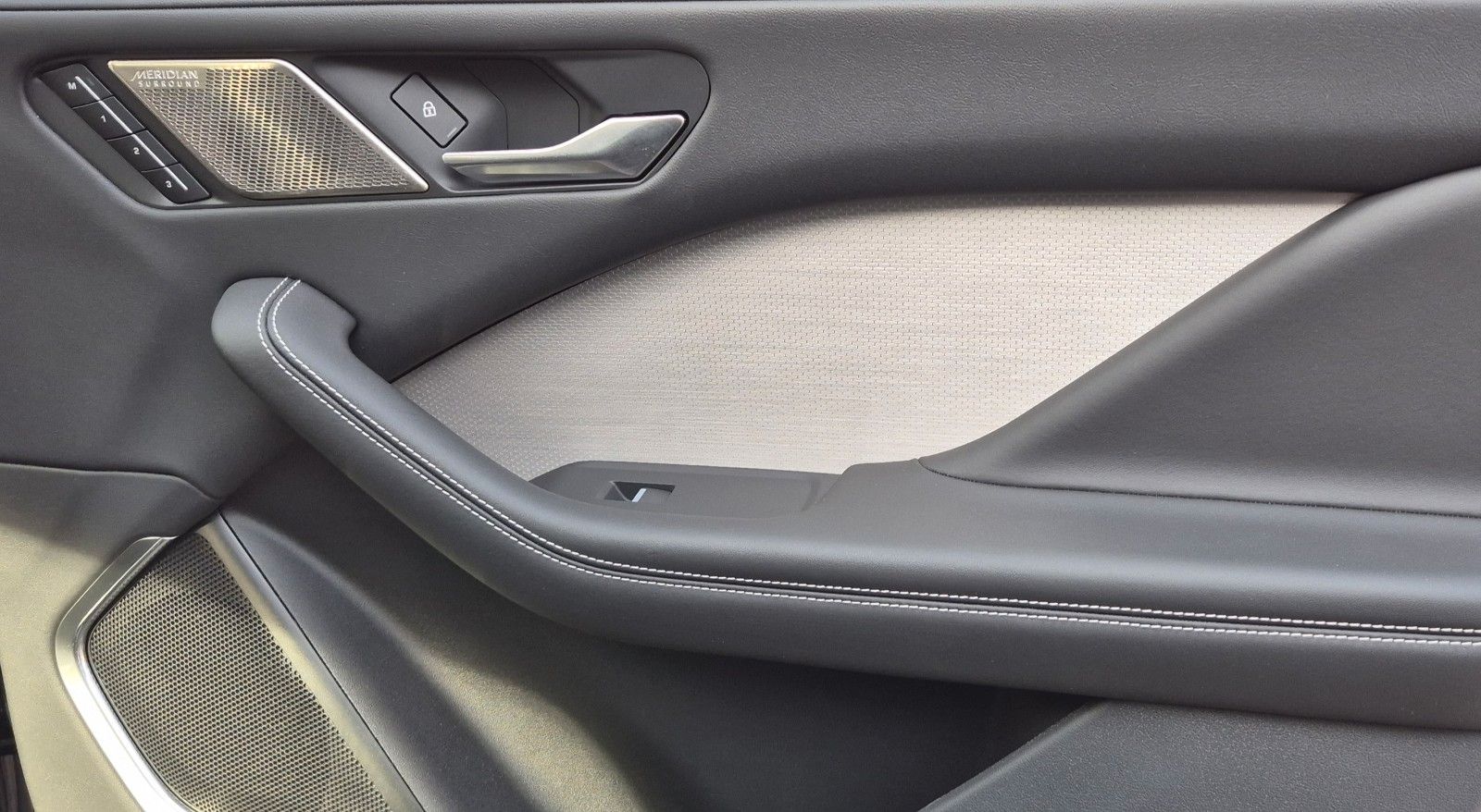 Jaguar I-PACE HSE/BlackPack/HUD/AIR/22Zoll/Matrix/750W