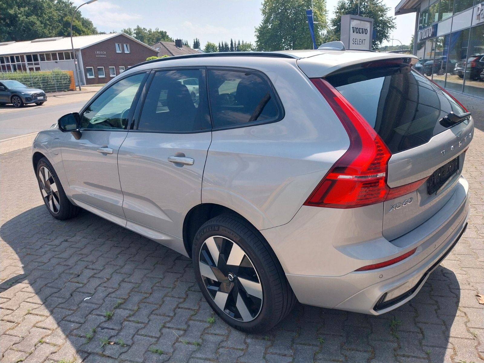Volvo XC60 Ultimate Dark Recharge Plug-In Hybrid AWD - Samsaru's Car Outlet