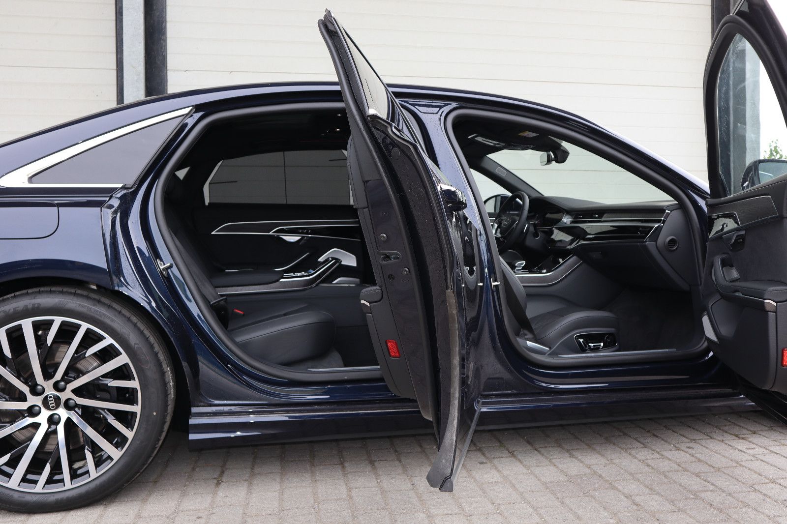 Audi A8L 60 TFSIe lang S-LINE - Samsaru's Car Outlet