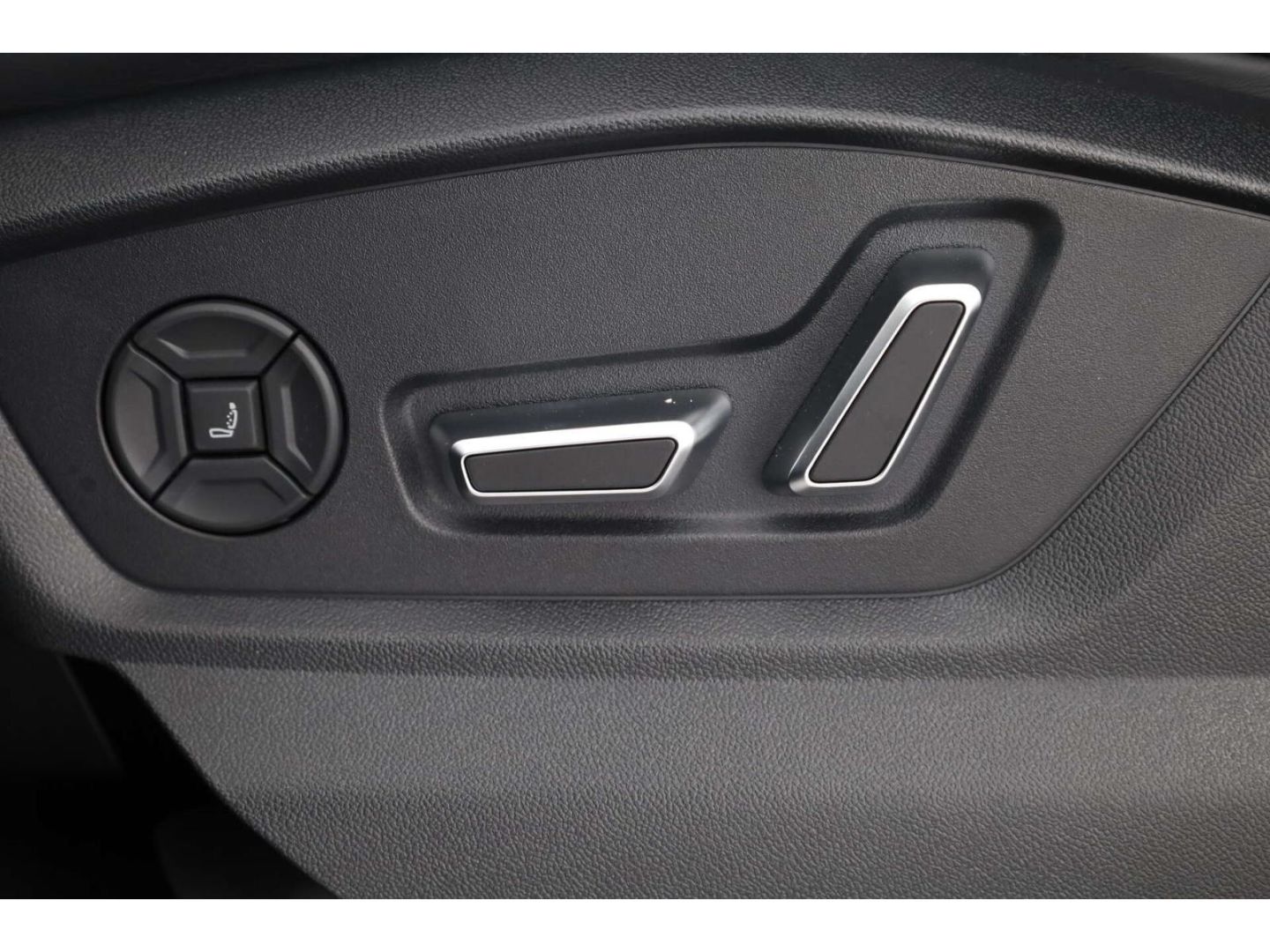 Audi Q7 50 TDI quattro S line LP: 122.810,- /B&O Prem