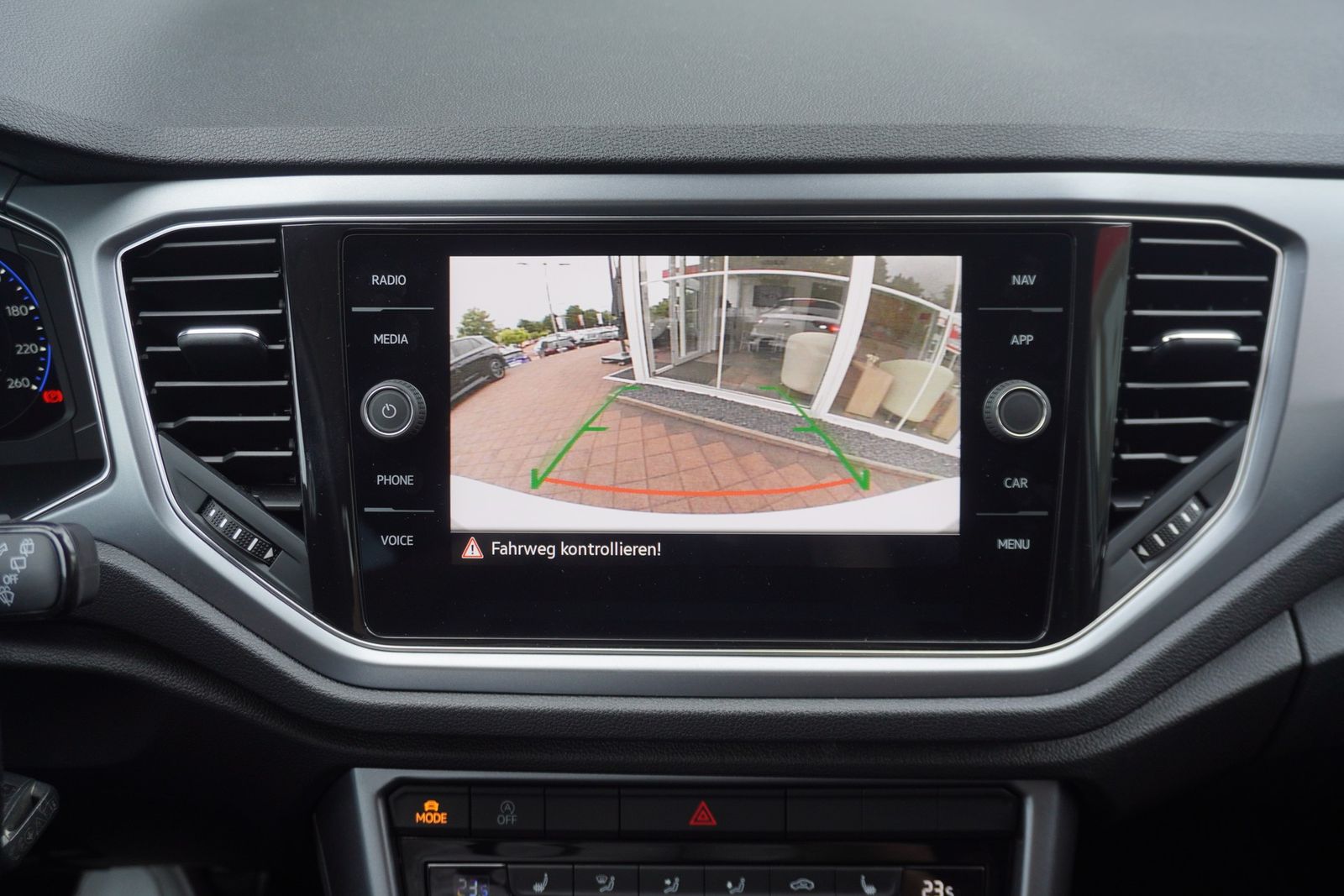 Volkswagen T-Roc 1.5 TSI Active - Samsaru's Car Outlet