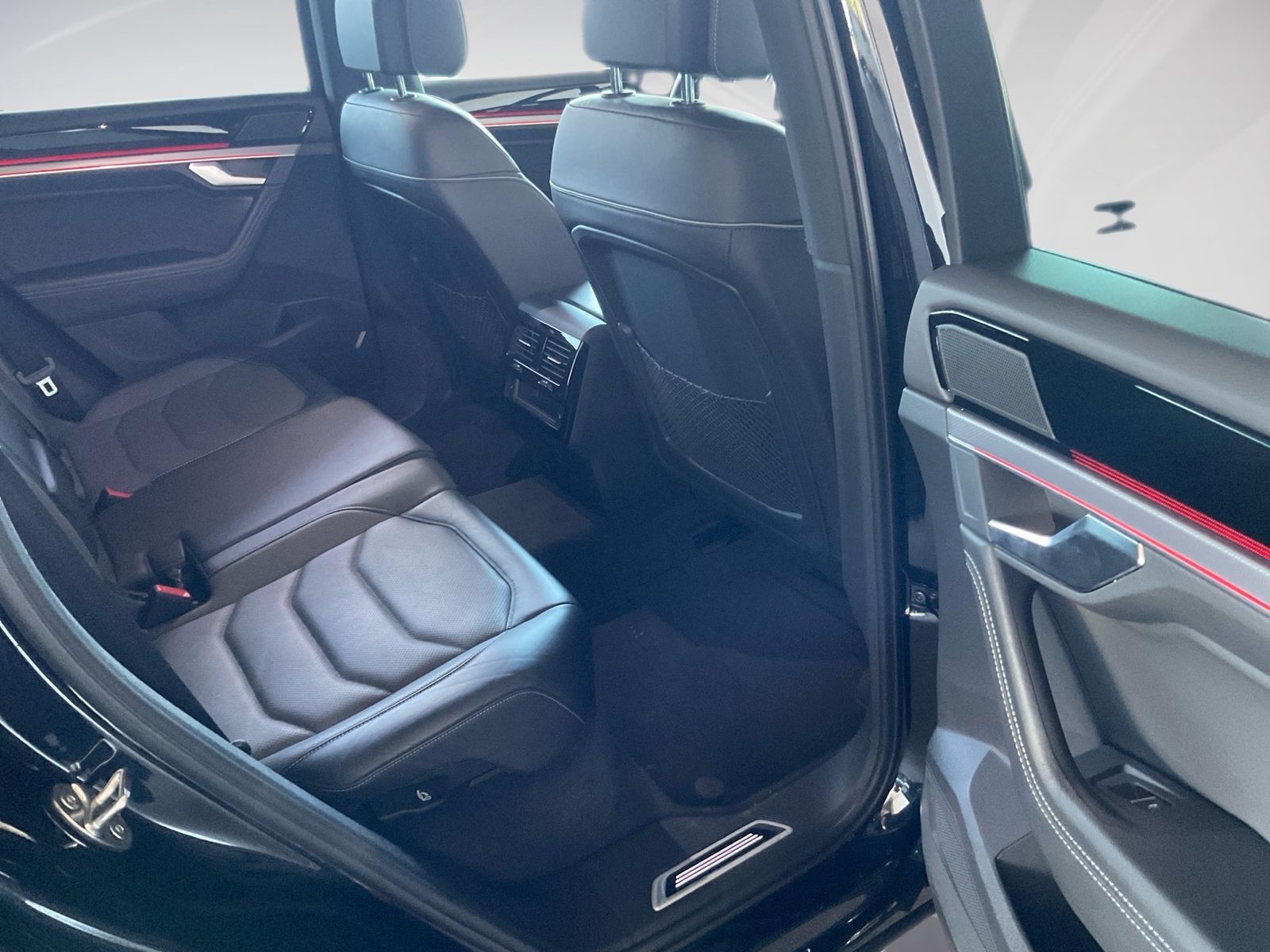 Volkswagen Touareg R-LINE 4M 3.0TDI - Samsaru's Car Outlet
