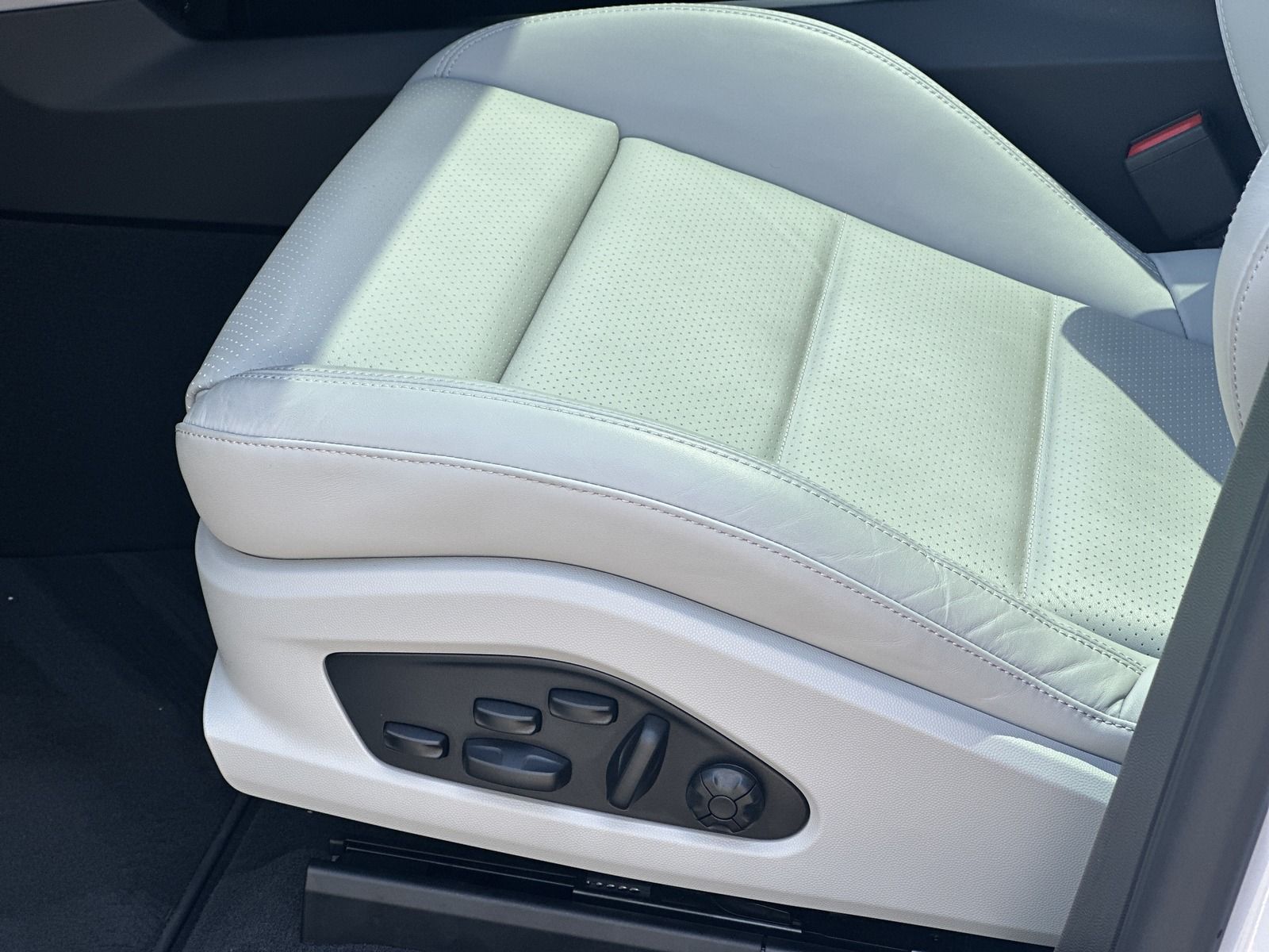 Porsche Macan 4 Exclusive - Samsaru's Car Outlet