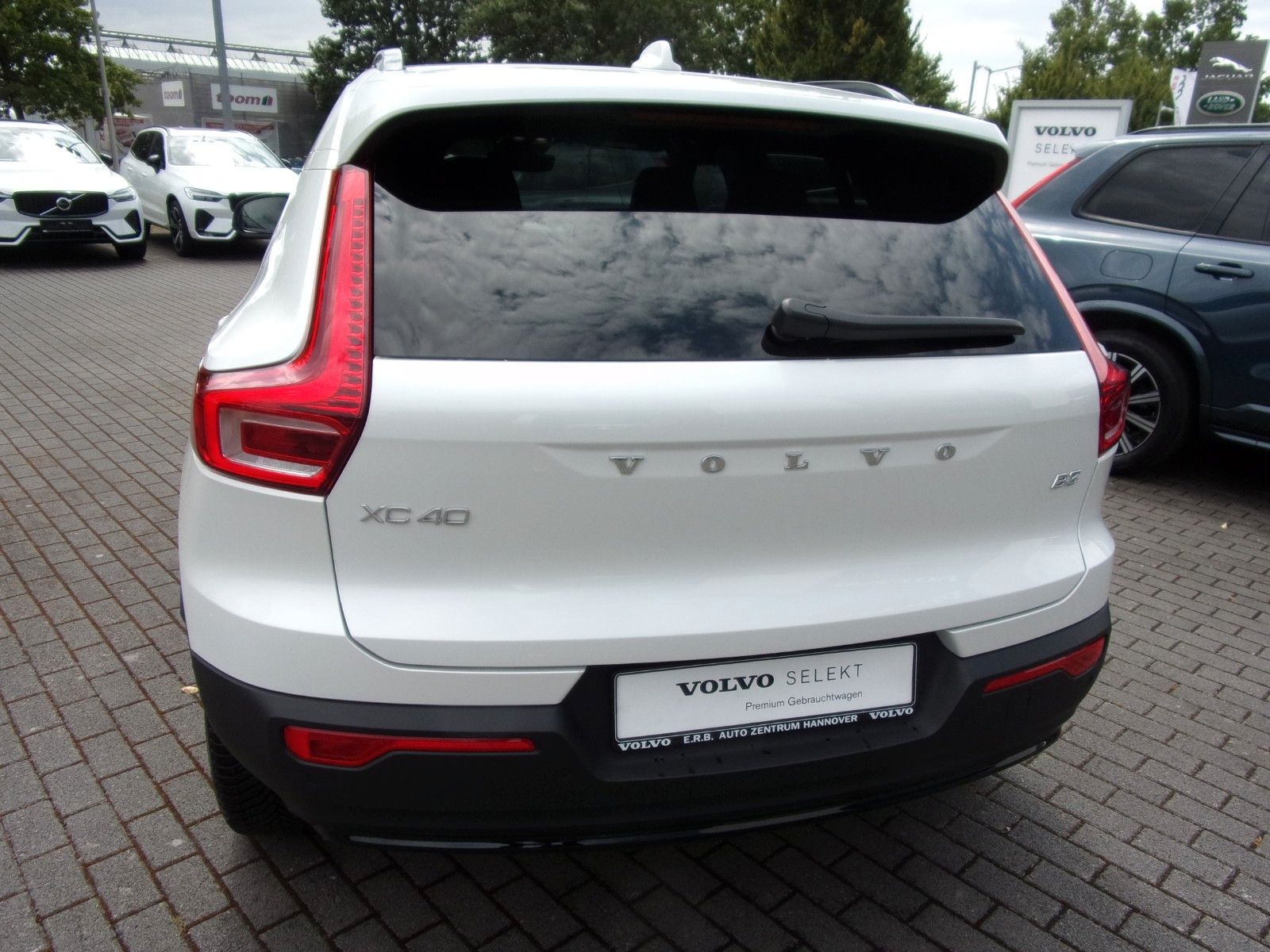 Volvo XC 40 B3 Plus Dark 2WD - Samsaru's Car Outlet