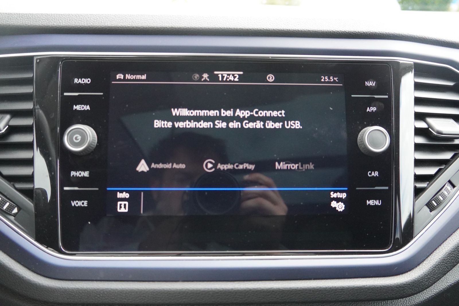 Volkswagen T-Roc 1.0 TSI United - Samsaru's Car Outlet