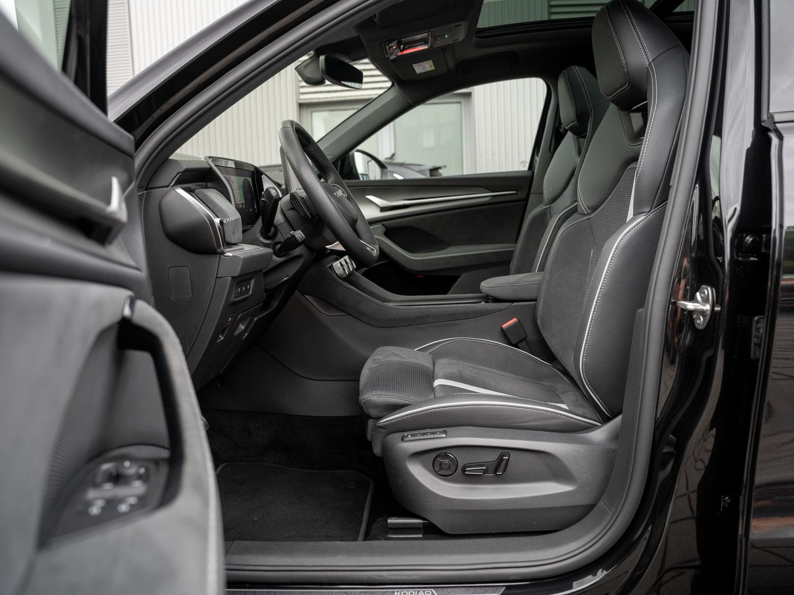 Skoda KODIAQ SPORTLINE 2.0 TDI DSG 4X4 DCC AHK Navi 36