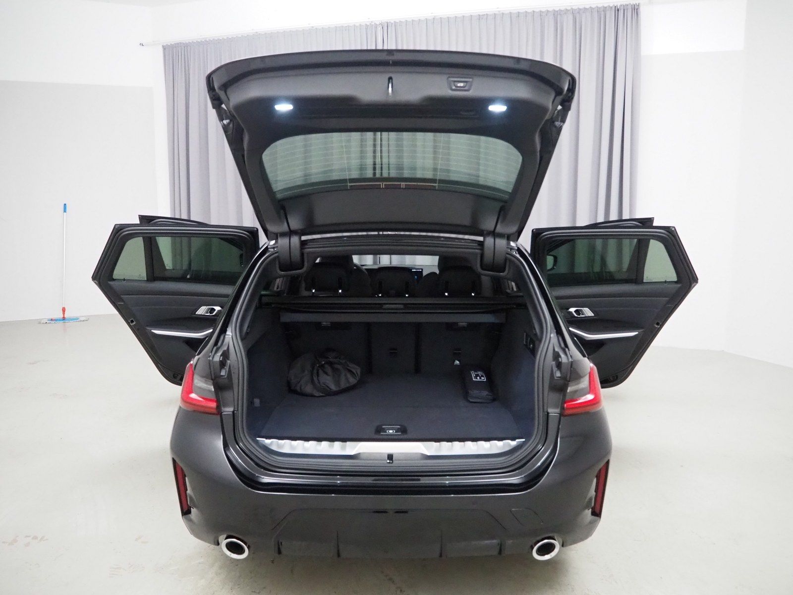 BMW 330e xDrive Touring (M-Sport Navi LED AHK HUD)