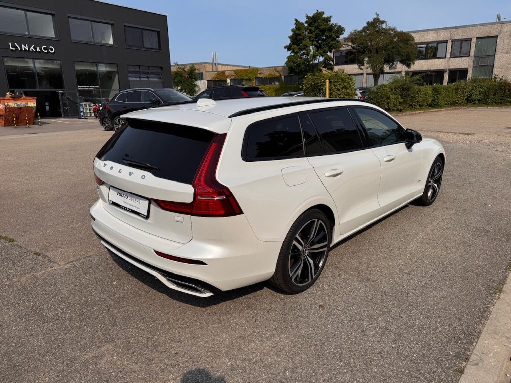 Volvo V60 R-Design Expression Recharge Plug-In Hybrid
