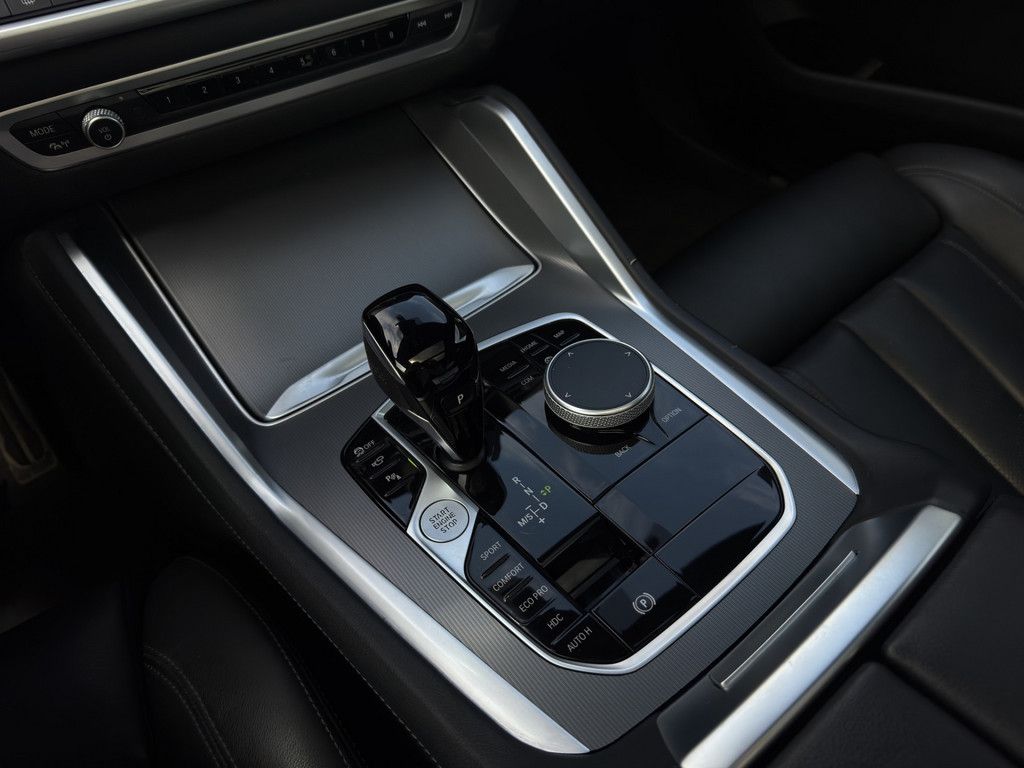 BMW X6 xDrive40d M-SPORT LASER HUD PANO B&W 20" AHK