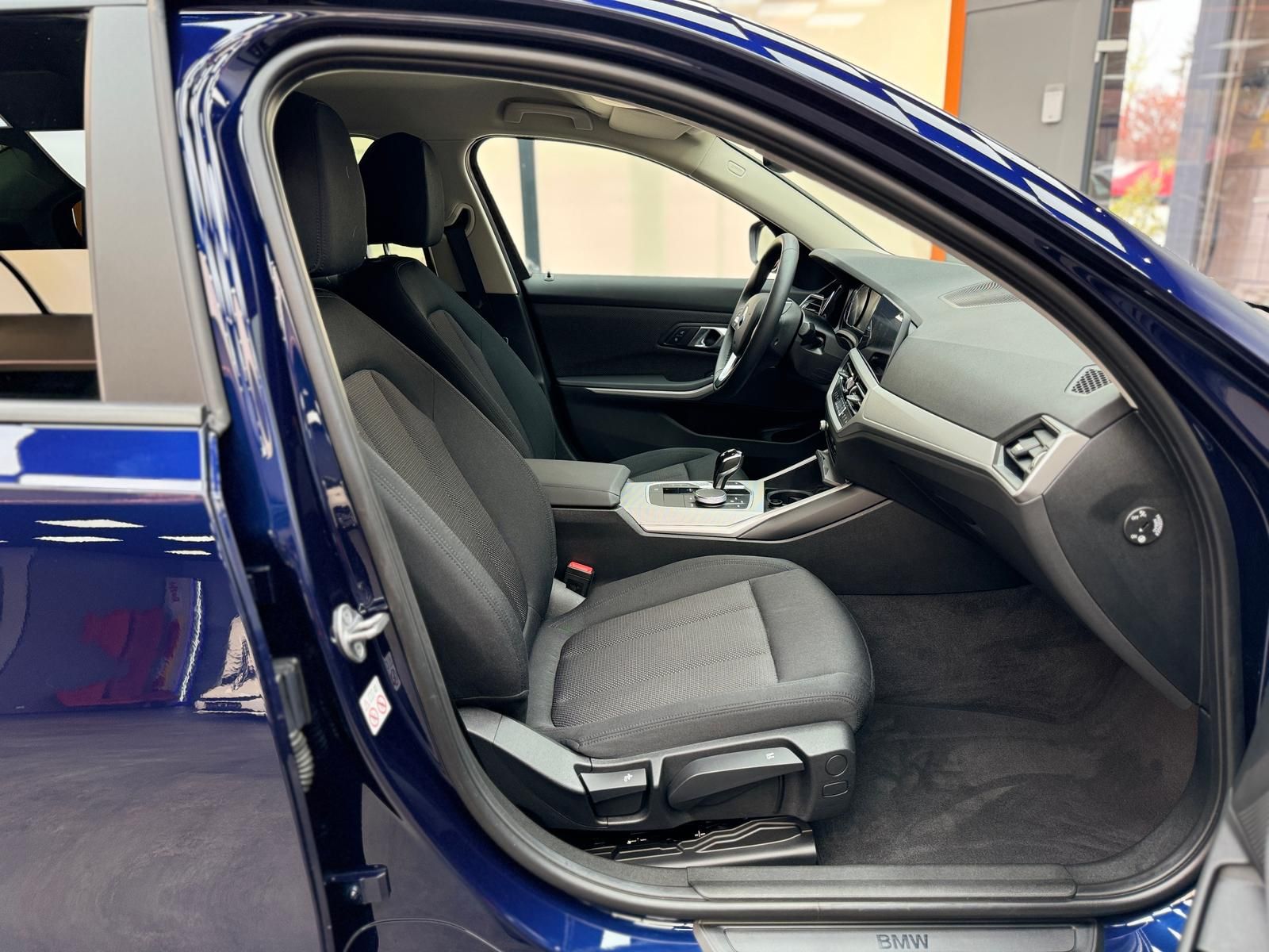 BMW 320i Advantage - Samsaru's Car Outlet