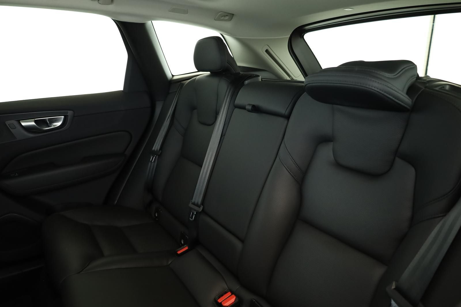 Volvo XC60 Recharge T6 AWD Core Pano Kam STHZ 20" AHK