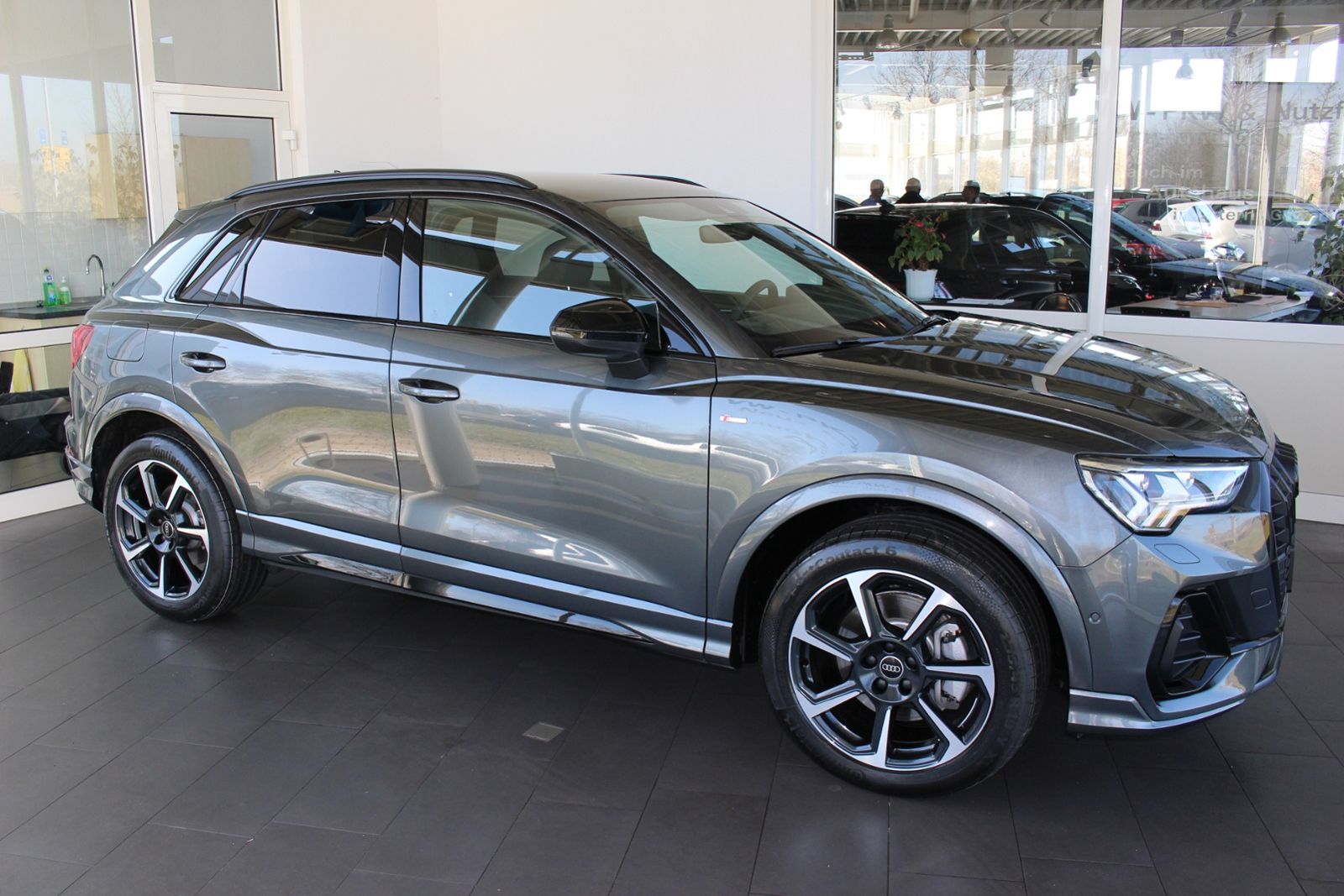 Audi Q3 S line S 40 TFSI quattro S tronic AHK Matrix