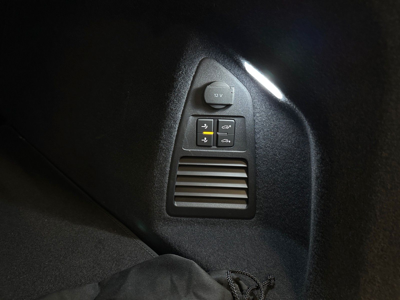 Volkswagen Touareg V6 TDI 4Motion R-Line Black - Samsaru's Car Outlet