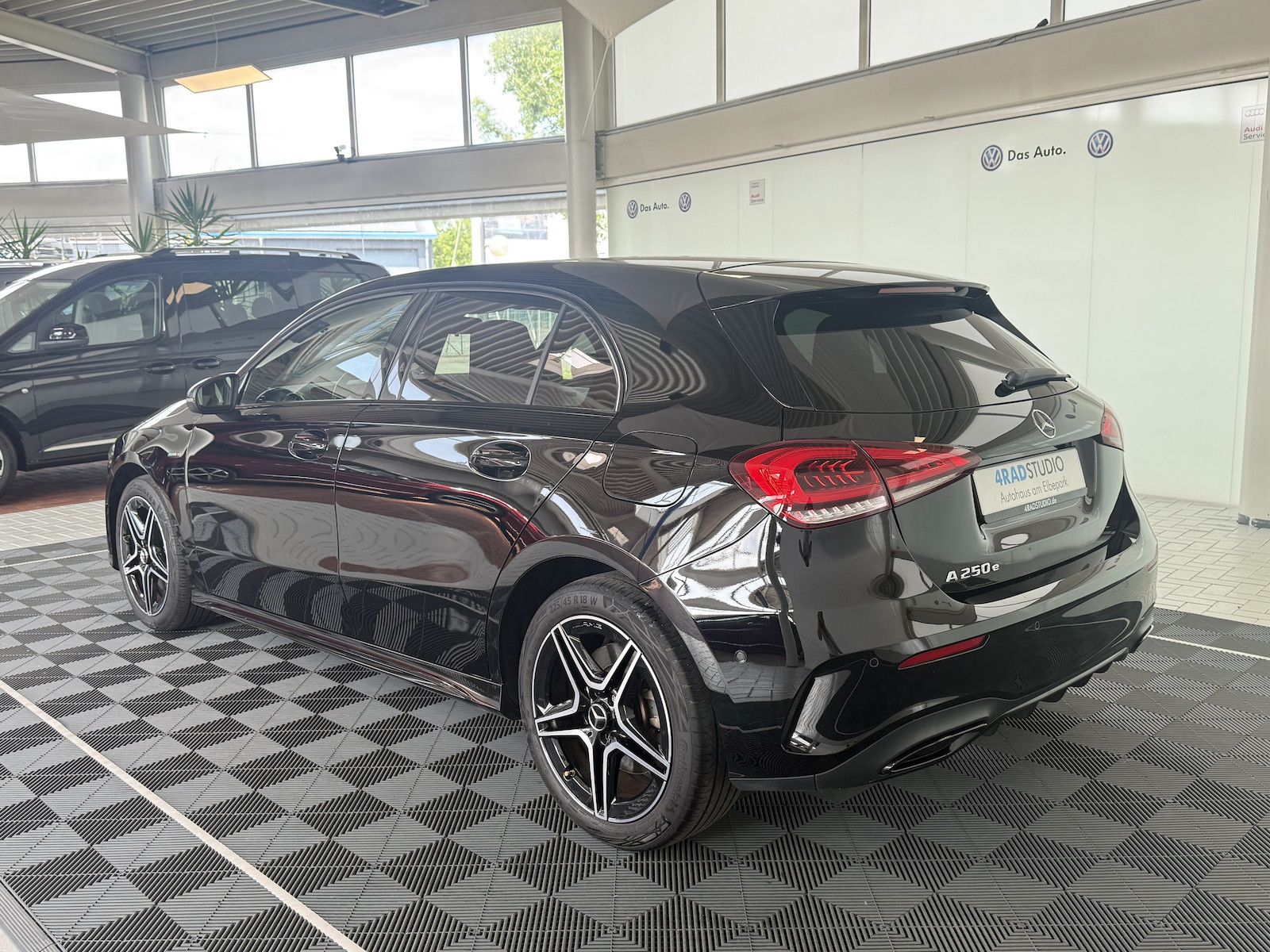 Mercedes-Benz A 250 e AMG-LINE - Samsaru's Car Outlet