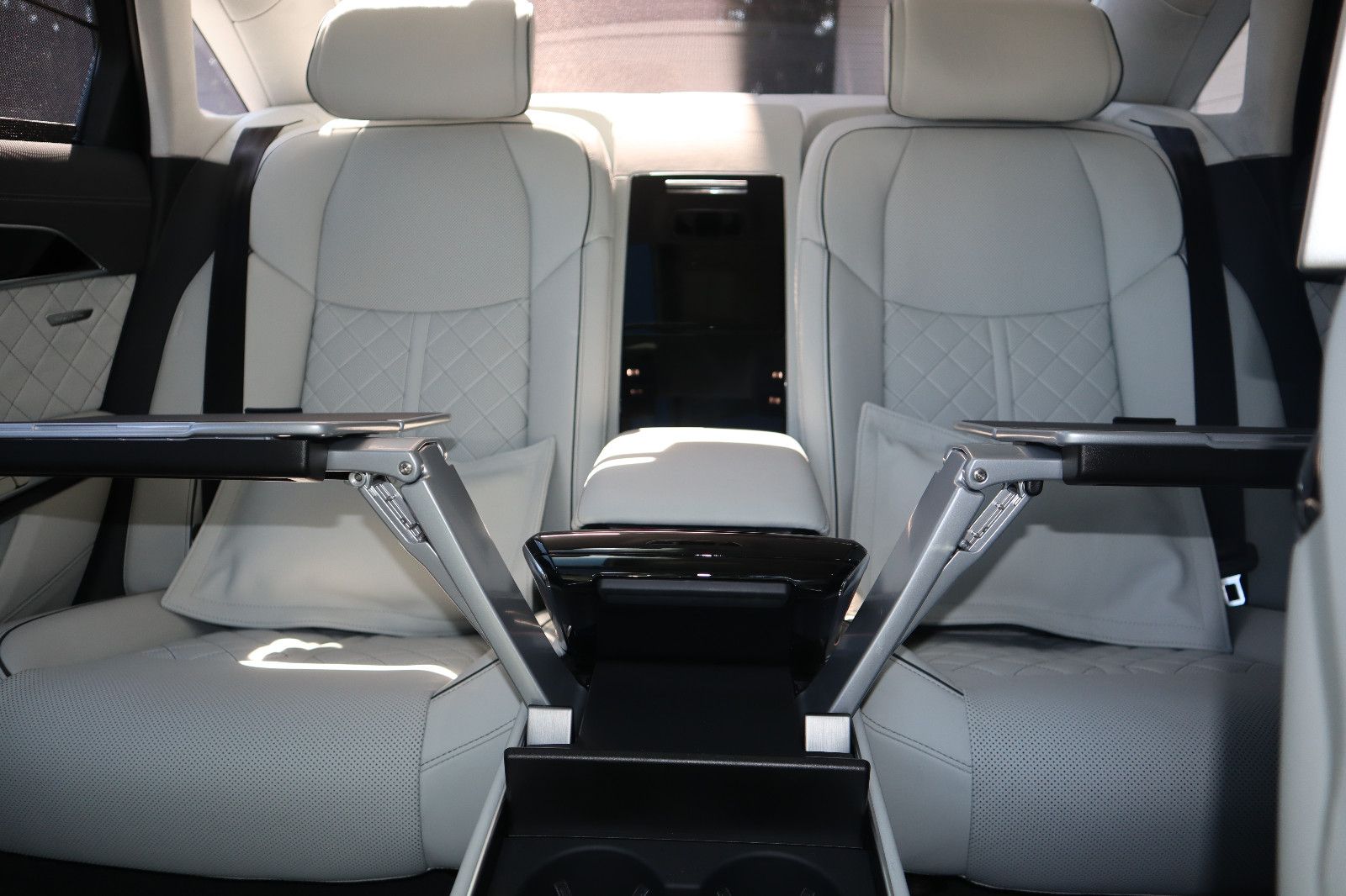 Audi A8L 60 TFSIe lang exclusive S-LINE - Samsaru's Car Outlet