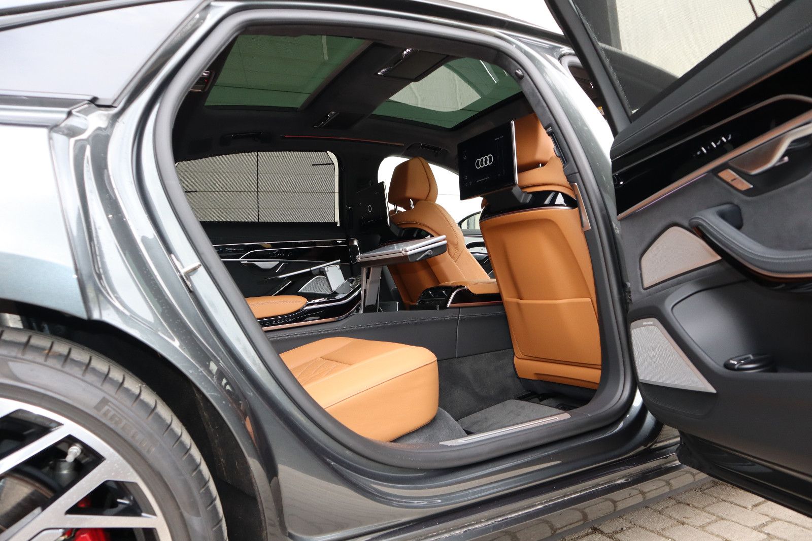 Audi A8L 60 TFSIe lang BLACK - Samsaru's Car Outlet