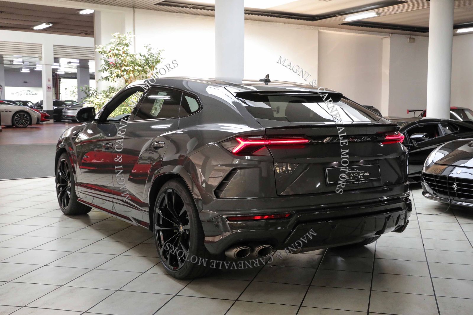 Lamborghini Urus - Samsaru's Car Outlet