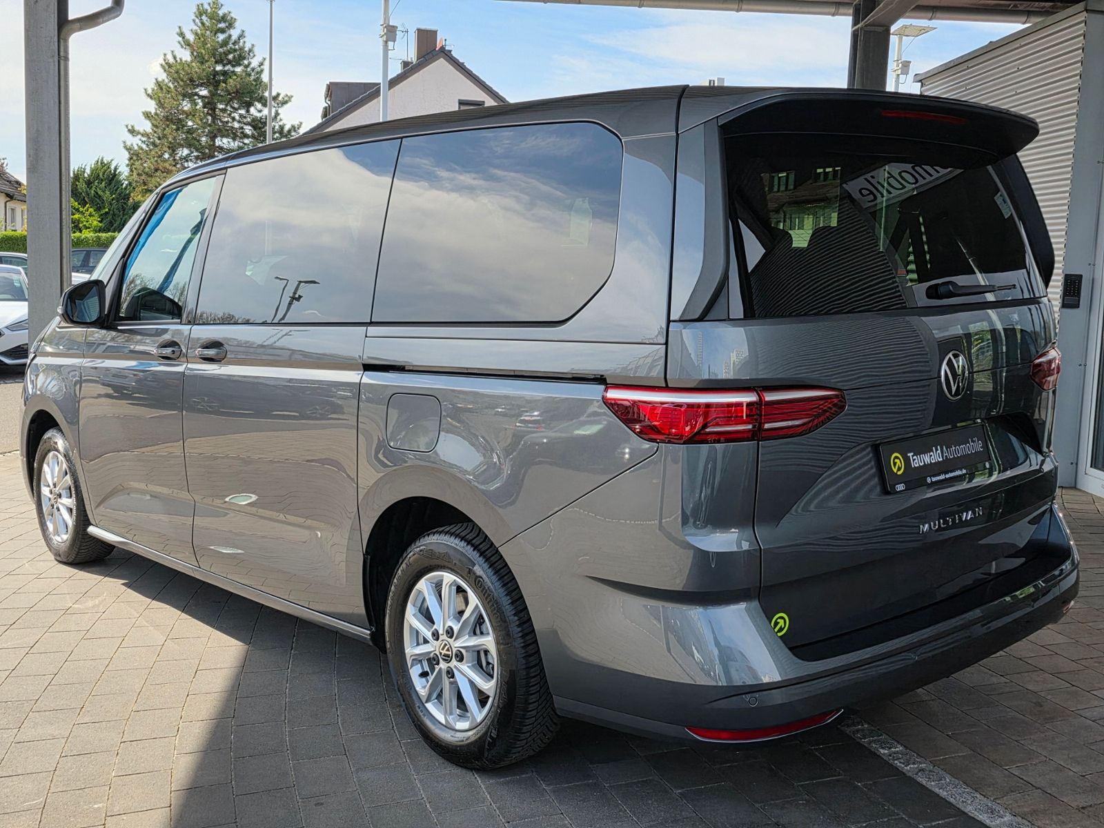 Volkswagen T7 Multivan 2.0 TDI DSG Lang - Samsaru's Car Outlet