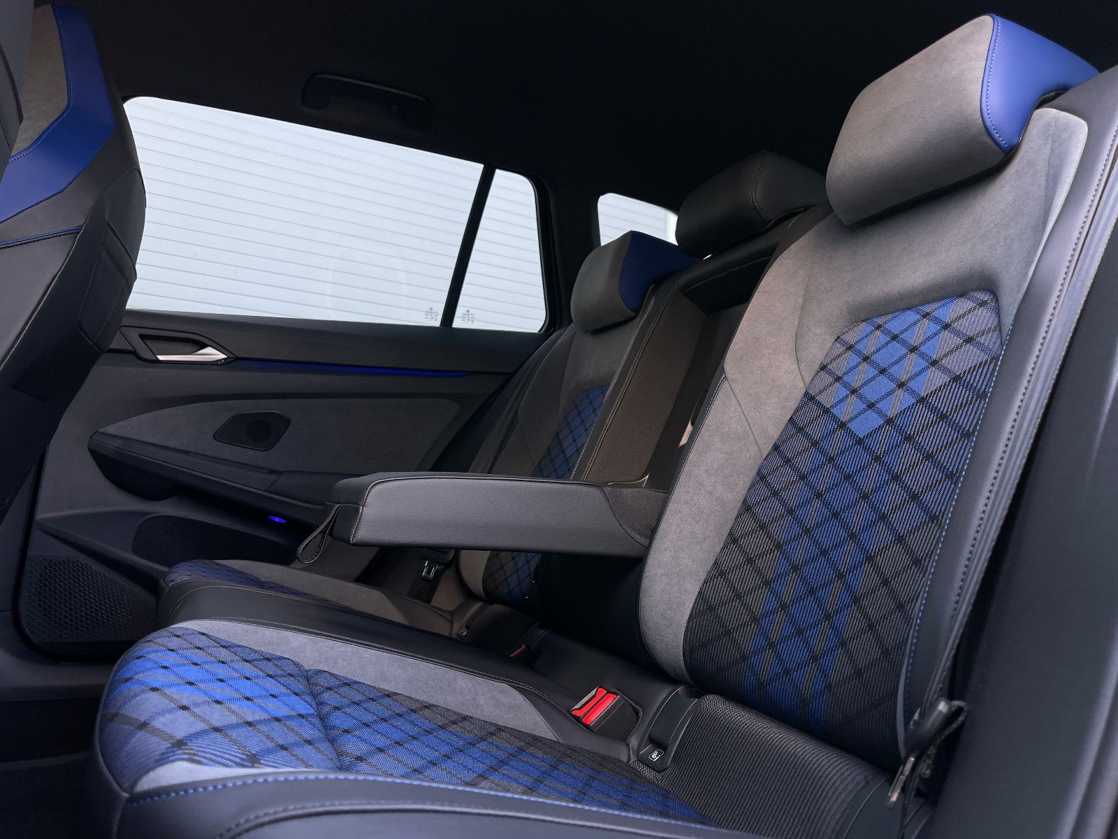 Volkswagen Golf R Variant 2.0TSi 4Motion DSG - Samsaru's Car Outlet