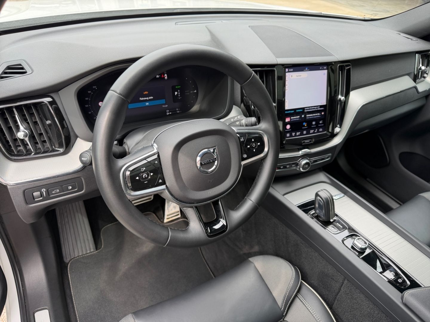 Volvo XC60 T8 R Design Recharge AWD Pano 360° Memory